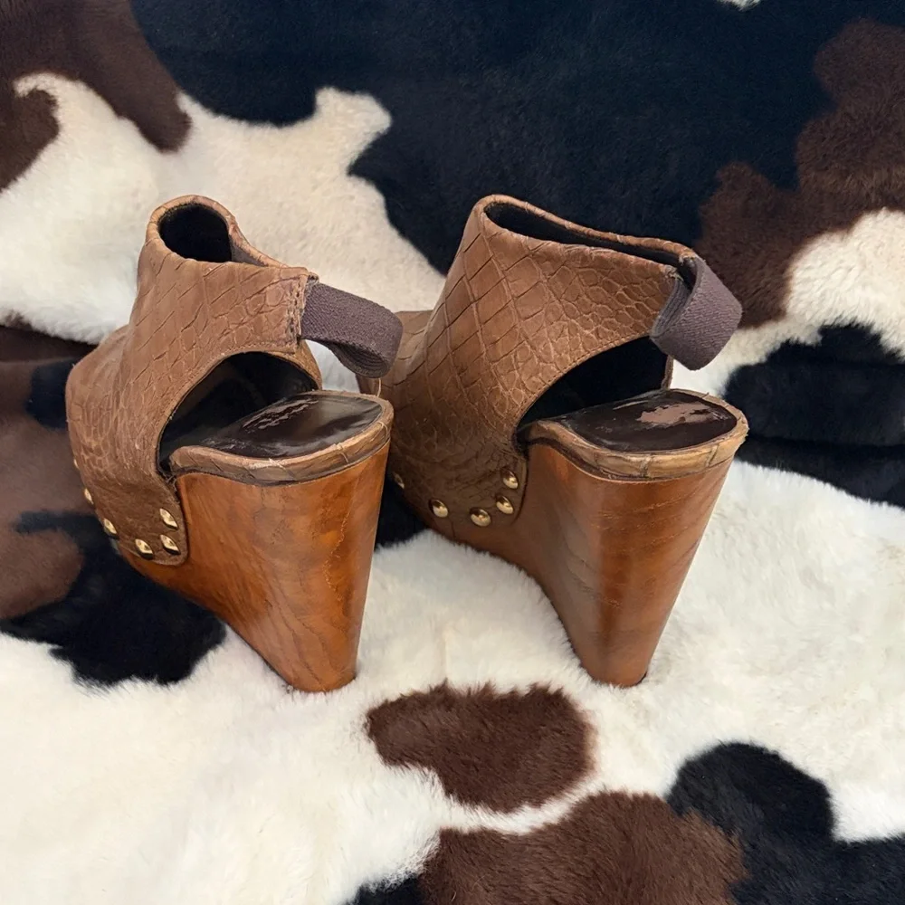 Stuart Weitzman Brown Croc-Embossed Leather Wedge Sandals - Picture 5 of 5